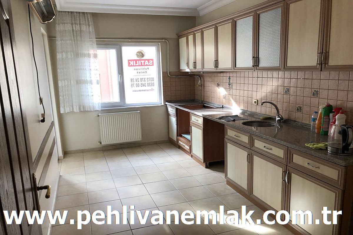 ALAPLI MERKEZ POSTANE ARKASI SATILIK ARA KAT DAİRE,
