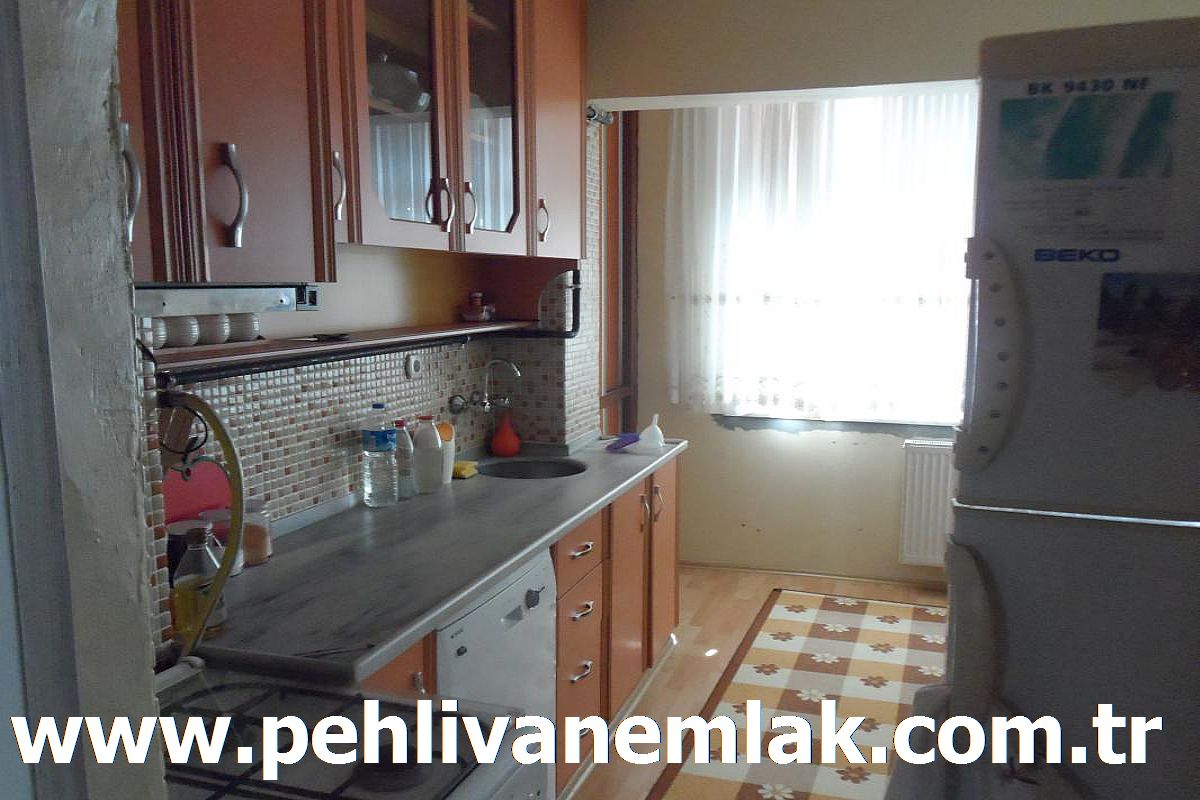 ALAPLI ÜÇ KATLILARDA EŞYALI FULL YAPILI SATILIK İKİNCİ KAT DAİRE